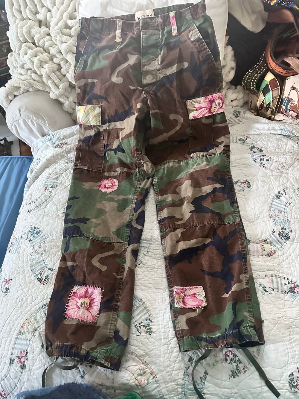 RILEY VINTAGE CAMO CAMOUFLAGE FLORAL PATCHES ARMY CARGO PANTS S FESTIVALS!